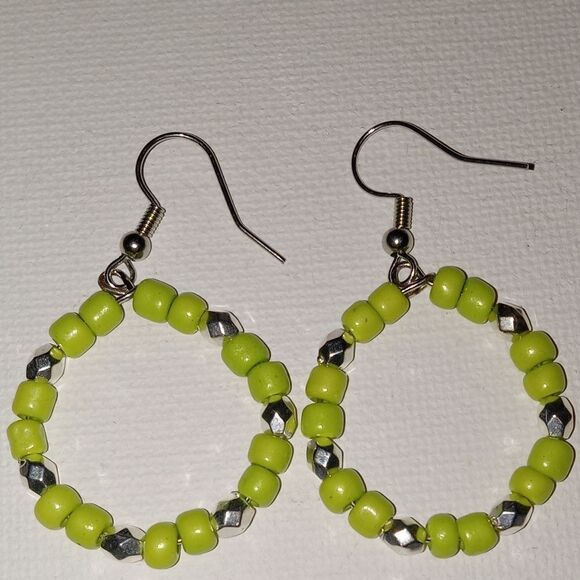 💍Light green beaded earrings and memory wire bracelet - Picture 4 of 5